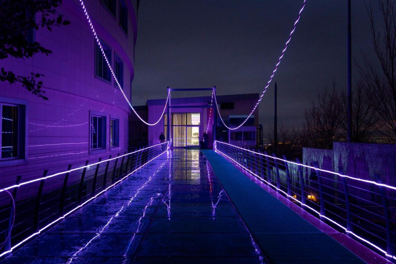 Titanic Hotel & Spa Sulaymaniyah ภายนอก รูปภาพ The Skyway at night