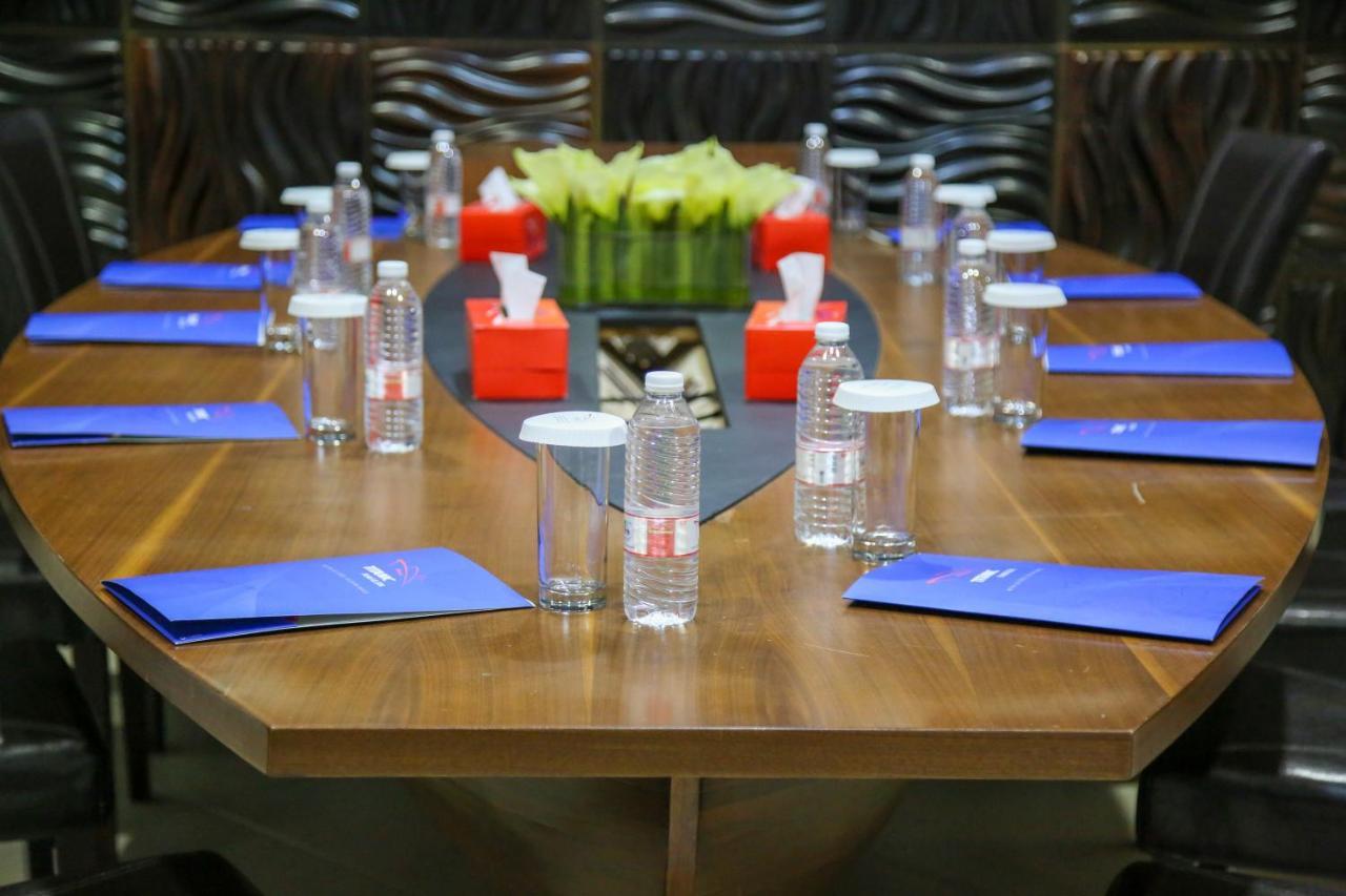 Titanic Hotel & Spa Sulaymaniyah ภายนอก รูปภาพ The table at the Pentagon used by the Secretary of Defense
