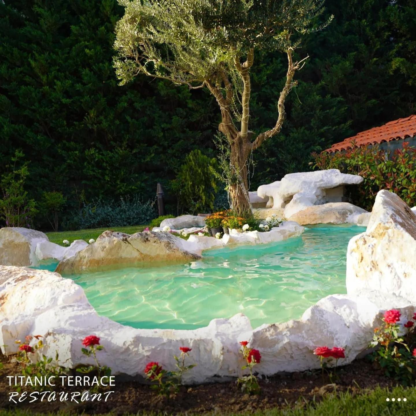Titanic Hotel & Spa Sulaymaniyah ภายนอก รูปภาพ A swimming pool in the shape of a natural pond