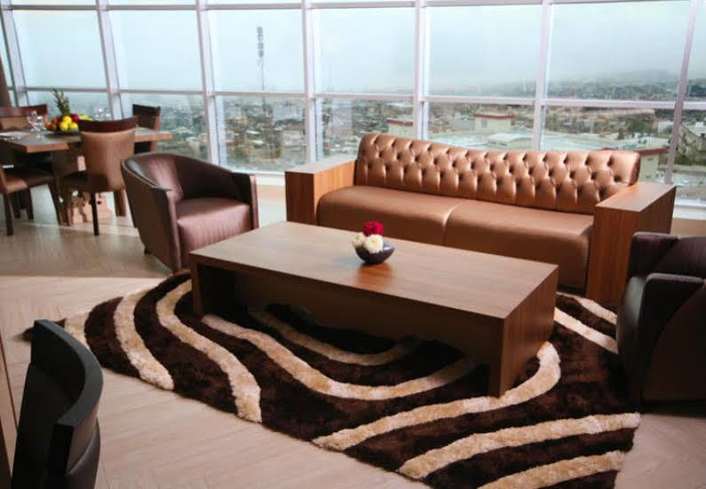 Titanic Hotel & Spa Sulaymaniyah ภายนอก รูปภาพ A living room with a carpet