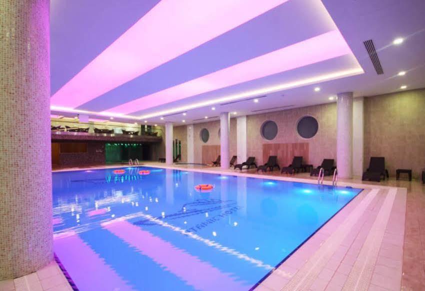 Titanic Hotel & Spa Sulaymaniyah ภายนอก รูปภาพ The swimming pool at the hotel