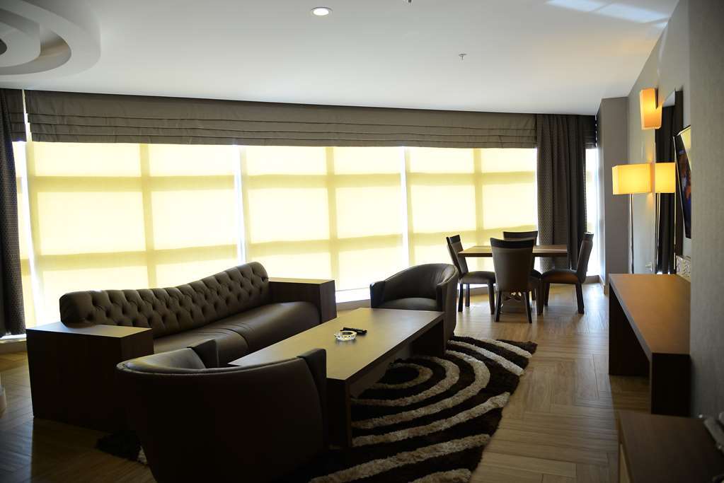 Titanic Hotel & Spa Sulaymaniyah ห้อง รูปภาพ A living room in a suite at the hotel