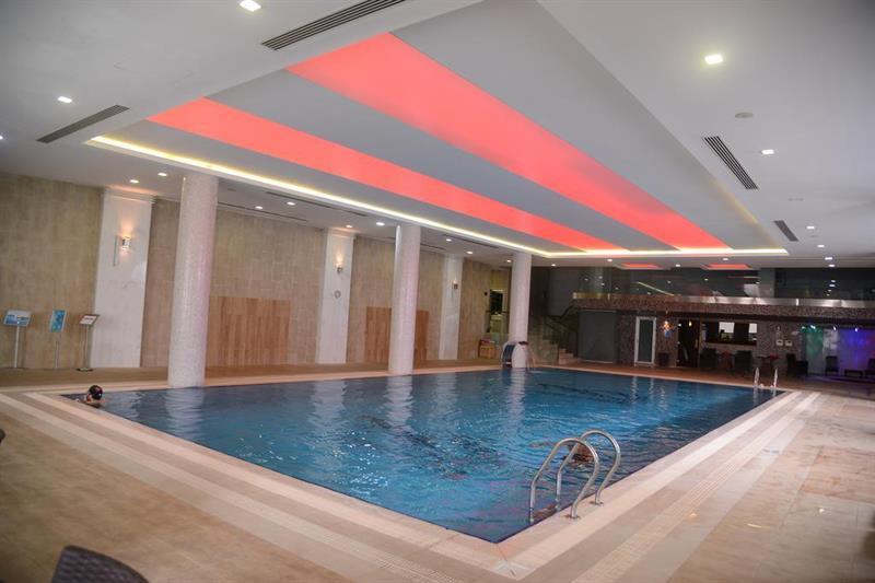 Titanic Hotel & Spa Sulaymaniyah ภายนอก รูปภาพ The swimming pool at the hotel