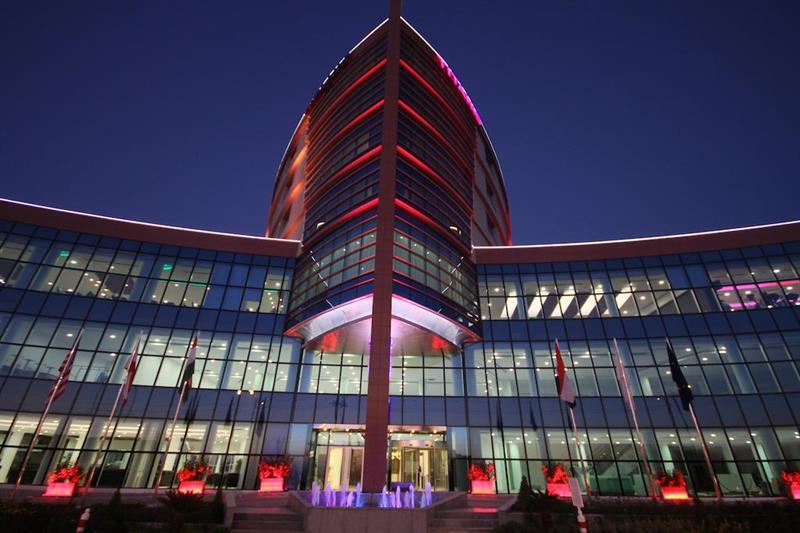 Titanic Hotel & Spa Sulaymaniyah ภายนอก รูปภาพ The hotel at night